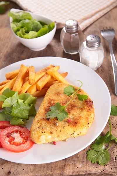 Paniertes Fleisch und Pommes frites — Stockfoto