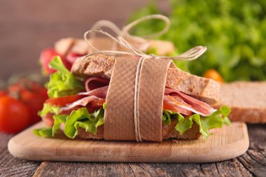 sandviç salam ve marul