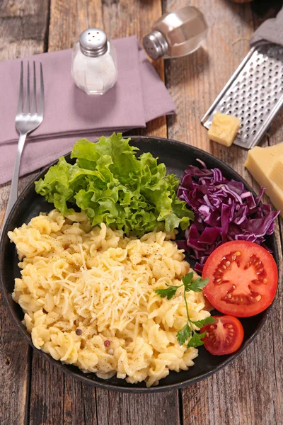 Ζυμαρικά με κρεμώδες τυρί και σαλάτα — Φωτογραφία Αρχείου