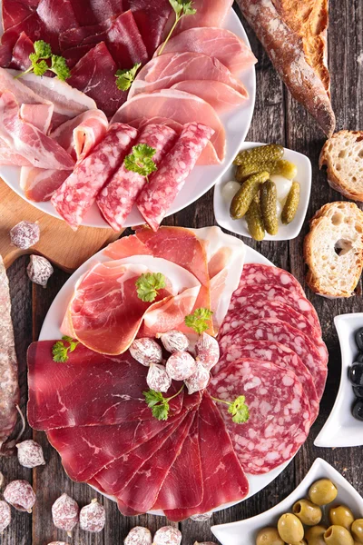 Assortimento di salumi, pancetta, pane e olive — Foto Stock