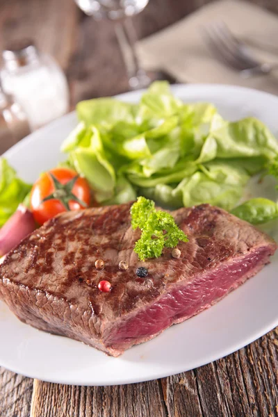 Rindersteak und Salat — Stockfoto