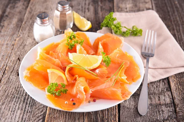 Smoked salmon with lemon — Stock Photo, Image