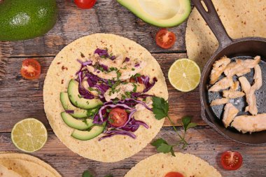 avokado, tavuk ve lahana ile tacos