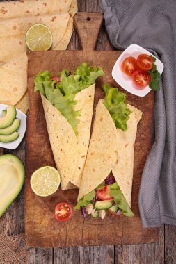 ızgara tavuk ve avokado tacos