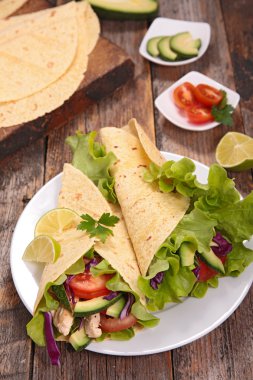 ızgara tavuk ve avokado tacos