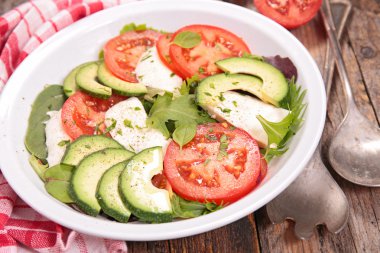 avokado, domates ve mozzarella salatası