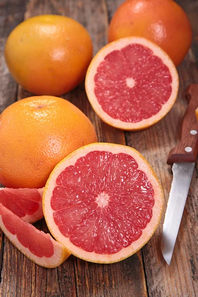 Свежий нарезанный грейпфрут — стоковое фото