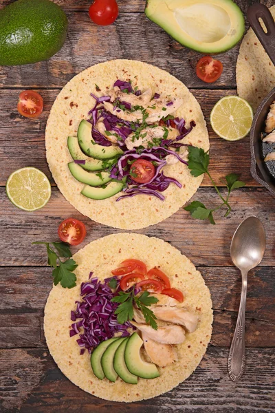 Tacos com abacate, frango e repolho — Fotografia de Stock