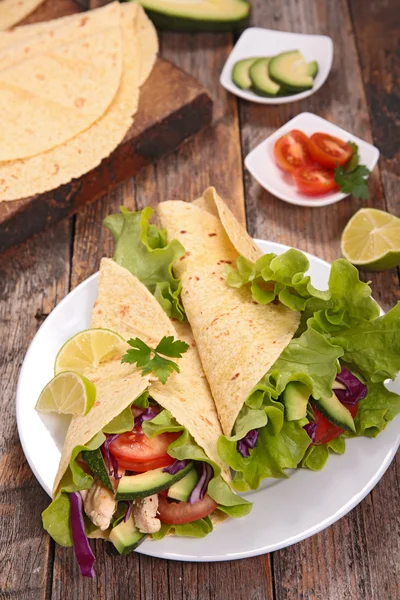 Frango grelhado e tacos de abacate — Fotografia de Stock