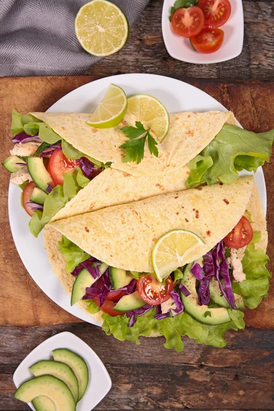 Pollo a la parrilla y tacos de aguacate — Foto de Stock