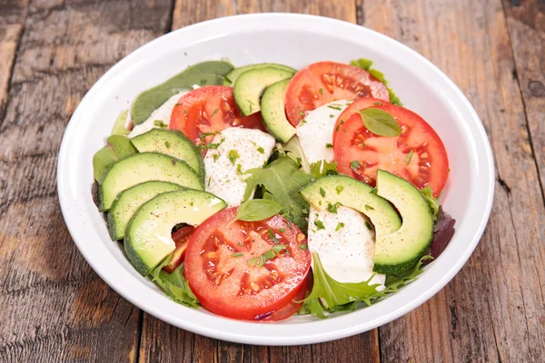 Salada de abacate, tomate e mussarela — Fotografia de Stock