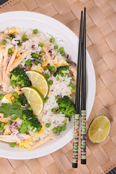 Gefrituurde rijst met kip en groenten — Stockfoto