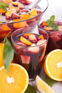 yumruk ile meyve kokteyl