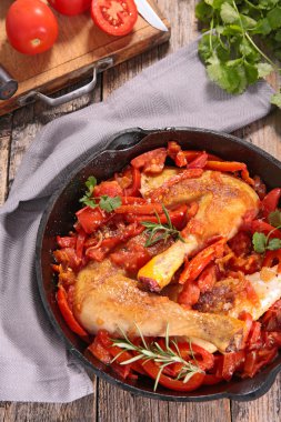 sebze ile pişmiş tavuk budu