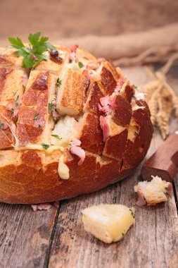 Et ve peynirli ekmek.