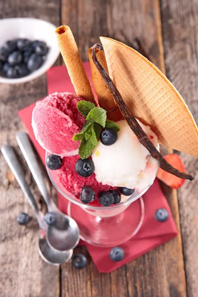 Eis mit Beeren — Stockfoto