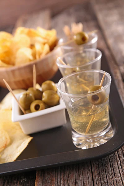 Chips, olives and martini — Stock Photo, Image