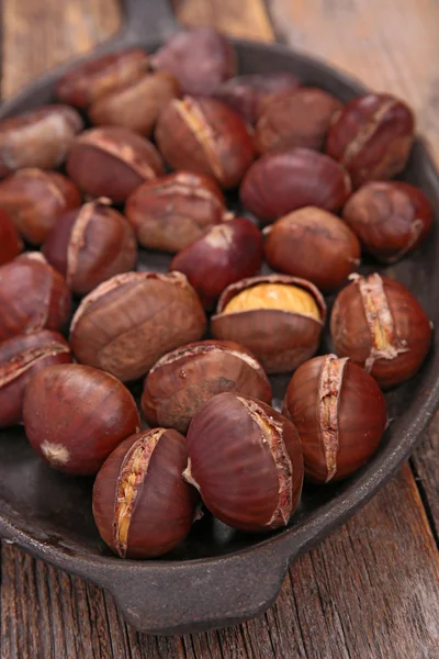 Roasted chestnuts in pan — Stock Photo, Image