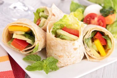 Vejetaryen avokado ile rulo