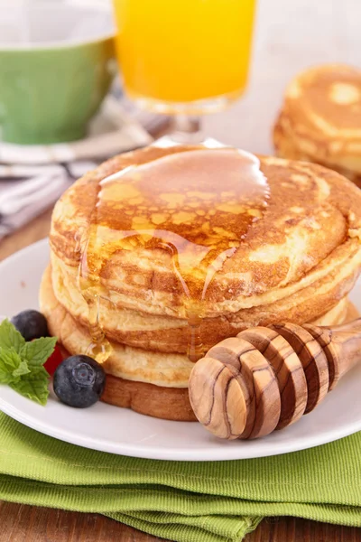 Pfannkuchen mit Beeren und Honig — Stockfoto
