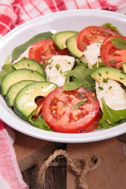 domates, mozzarella ve Avokado salatası