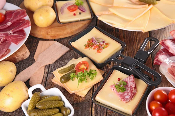 Queijo raclette com ingredientes — Fotografia de Stock