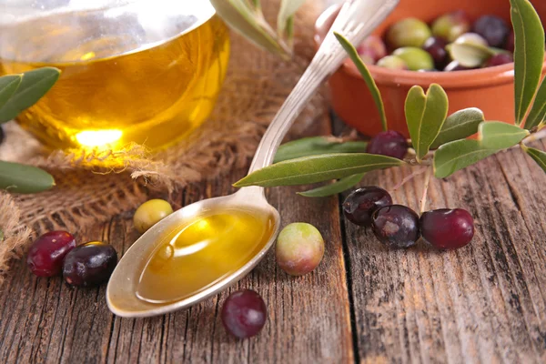 Olio di oliva con olive crude — Foto Stock