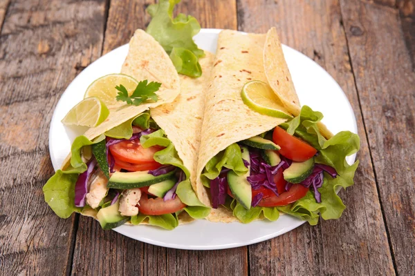 Burritos com frango e legumes — Fotografia de Stock