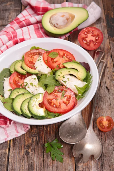 Domates, mozzarella ve Avokado salatası — Stok fotoğraf