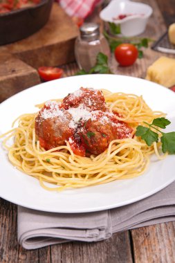 spagetti, köfte ve parmesan