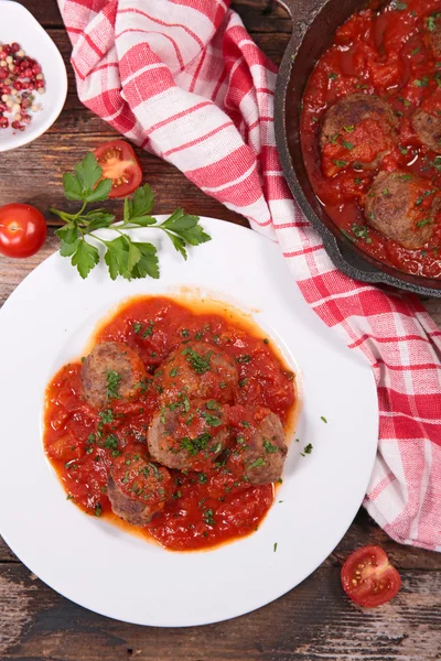 Frikadellen und Tomatensauce — Stockfoto