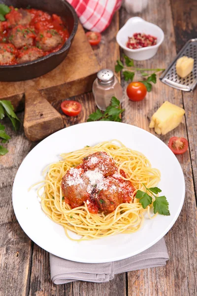 Špagety, karbanátky a parmezánem — Stock fotografie