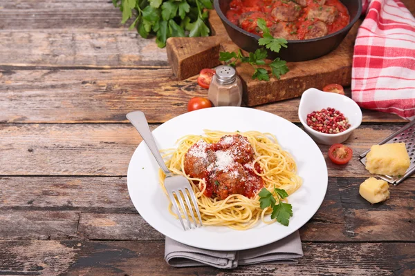 Spaghetti, boulettes de viande et parmesan — Photo