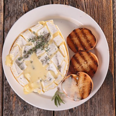 ekmek ile kavrulmuş camembert