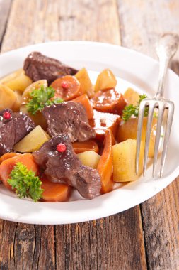 havuç ve patates ile sığır eti güveç