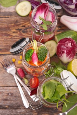 Vejetaryen salata kavanoz