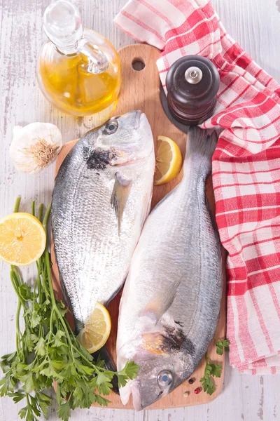 Peixe cru a bordo — Fotografia de Stock