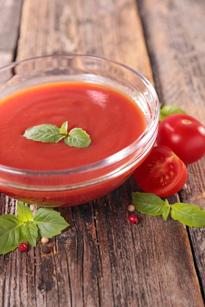 Tomatensuppe mit Basilikum — Stockfoto