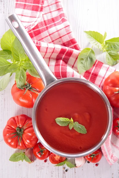 Molho de tomate com manjericão — Fotografia de Stock