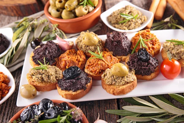 Canapé com tapenade, aperitivos — Fotografia de Stock