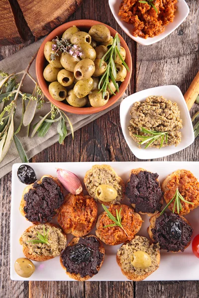 Canapé con tapenade, aperitivos — Foto de Stock