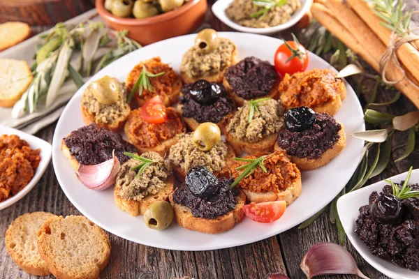 Tartina con tapenade, antipasti — Foto Stock