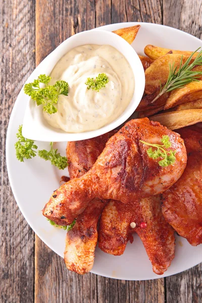 Pollo con patatine fritte e salsa — Foto Stock