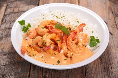 köri ve Hindistan cevizi soslu karides