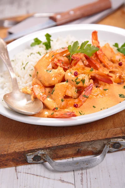 Shrimps with curry and coconut sauce — Stock Photo, Image