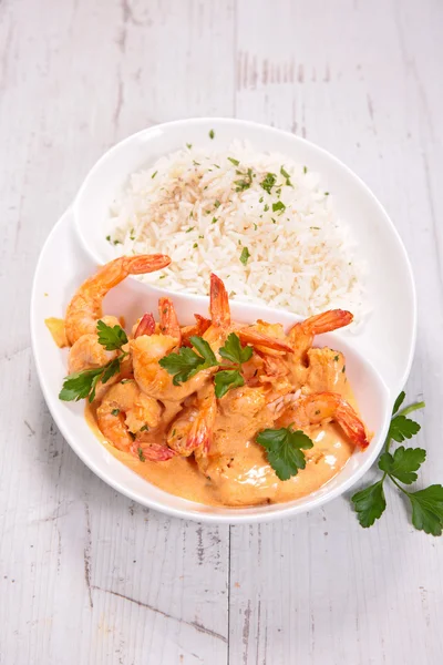 Shrimps with curry and coconut sauce — Stock Photo, Image