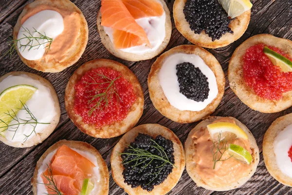 Canapé con caviar y salmón — Foto de Stock