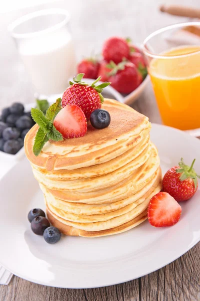 Panquecas assadas e frutas — Fotografia de Stock