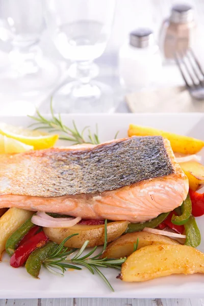 Salmone alla griglia e verdure — Foto Stock