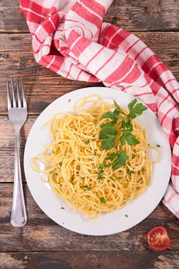 tabak spagetti maydanoz ile